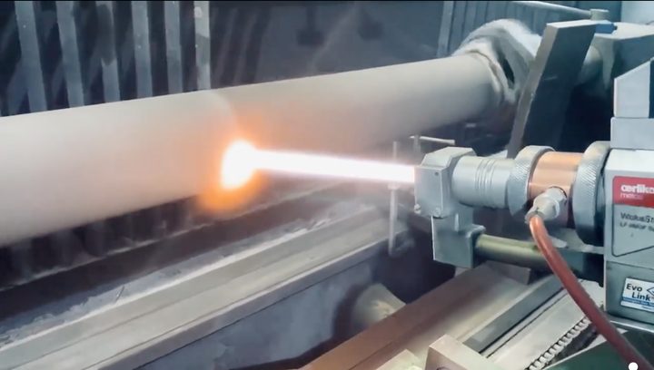 HVOF-sprutning av volframkarbid på en hydraulaxel